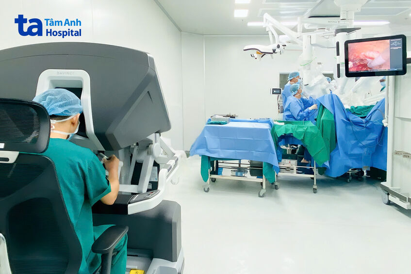 ekip thực hiện ca mổ