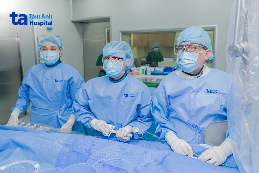 Giáo sư Nhân (bên phải) cùng êkíp can thiệp cho một người bệnh