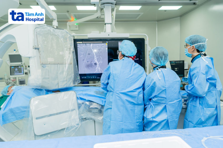GS.TS.BS Võ Thành Nhân Ca can thiệp đặt stent graft tại Trung tâm Tim mạch can thiệp
