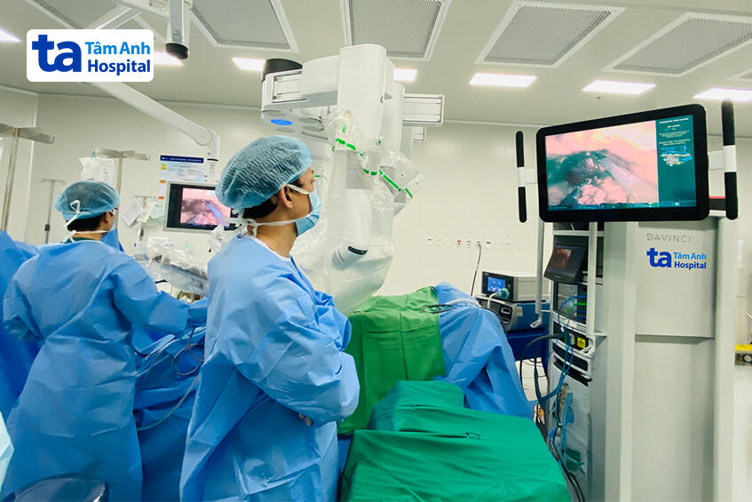 hình ảnh bác sĩ và màn hình nội soi