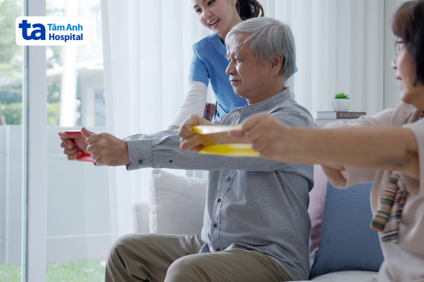 Hỗ trợ người lớn tuổi giảm cân để kiểm soát huyết áp hiệu quả