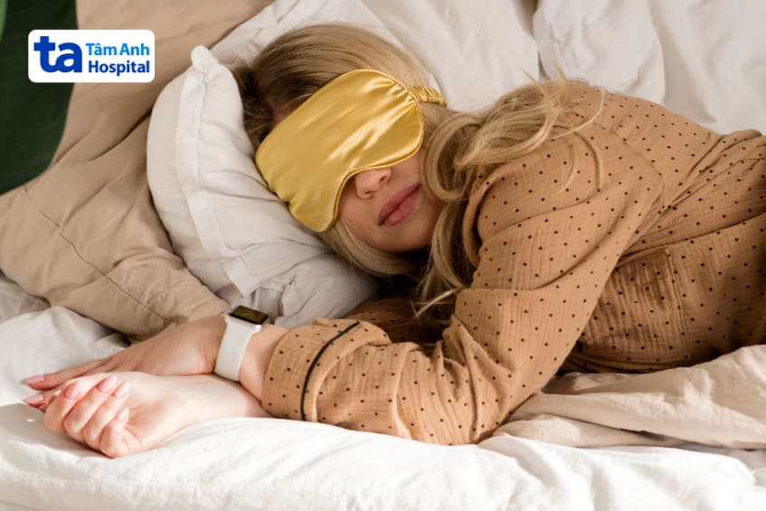 kê gối cao khi ngủ giúp giảm triệu chứng