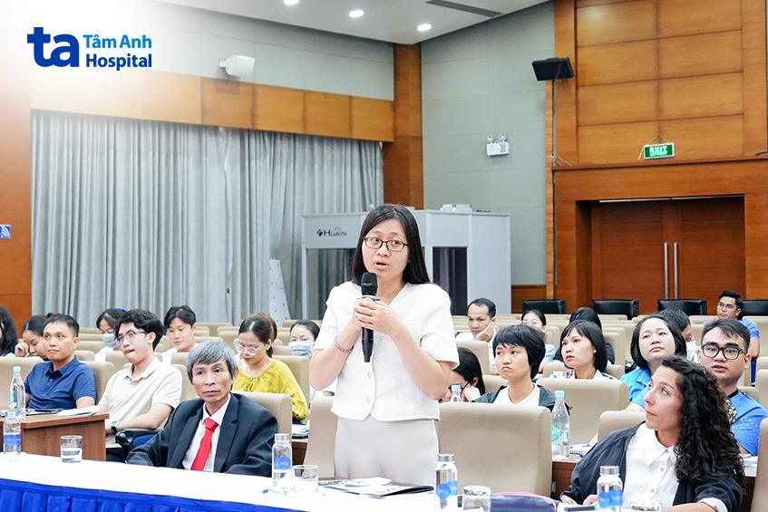 khán giả đặt câu hỏi tại buổi sinh hoạt