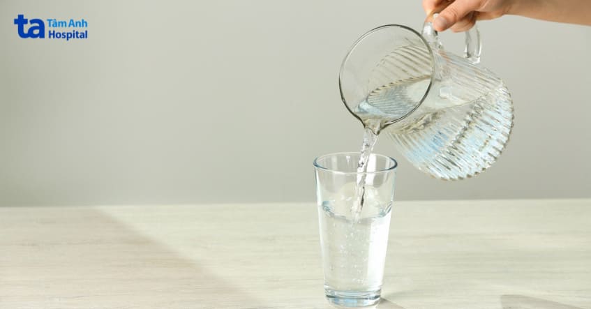 khi bệnh nên uống nhiều chất lỏng, đặc biệt là nước