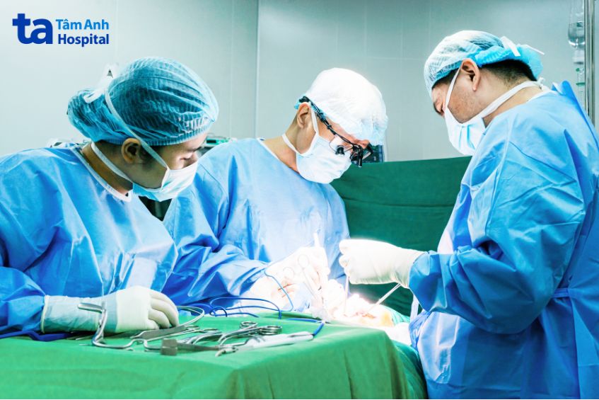 Bác sĩ Trông (giữa) và ê kíp khoa Ngoại Vú - Đầu Mặt Cổ, phẫu thuật cho người bệnh