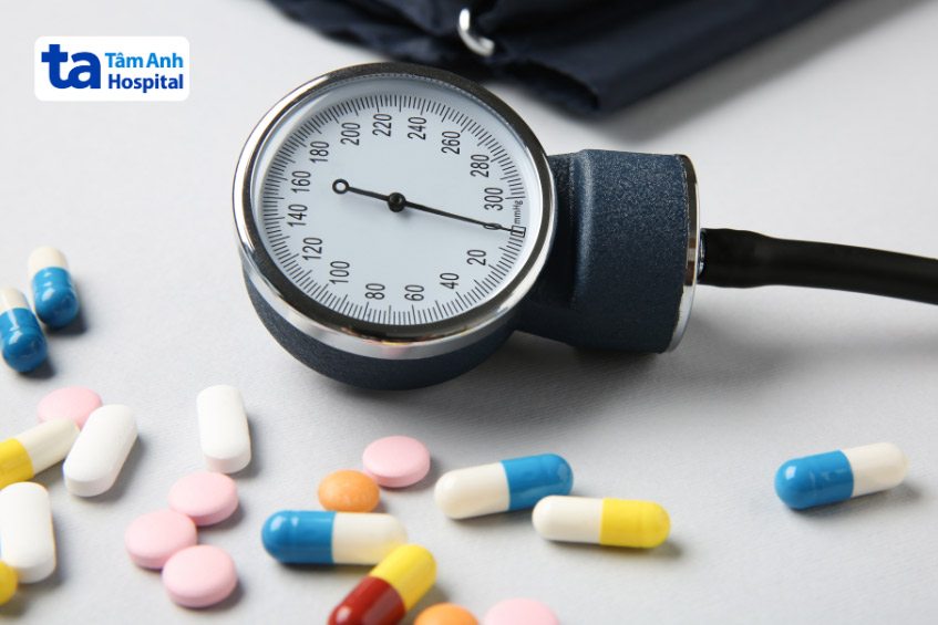 Điều trị huyết áp bằng thuốc cần tuân theo chỉ định của bác sĩ và không tự ý ngừng hoặc thay đổi thuốc