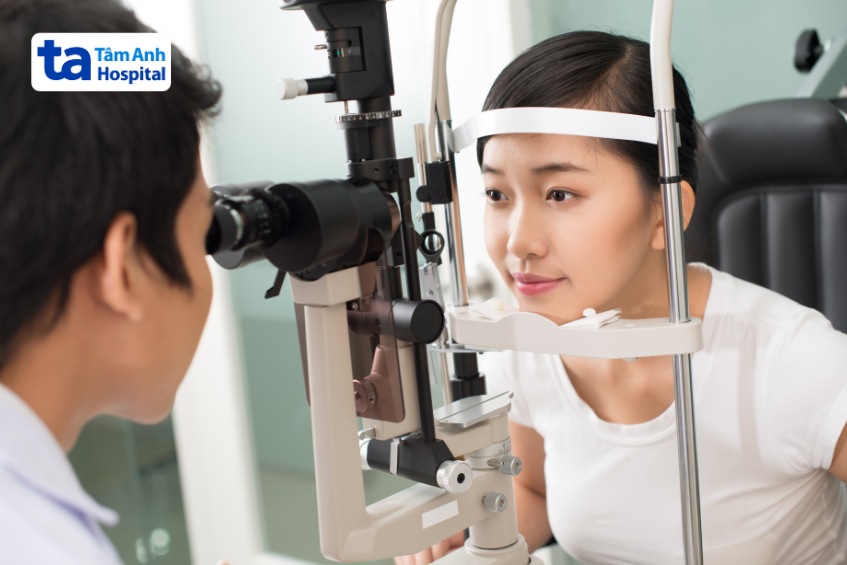 kiểm tra mắt định kỳ để phát hiện dấu hiệu bất thường