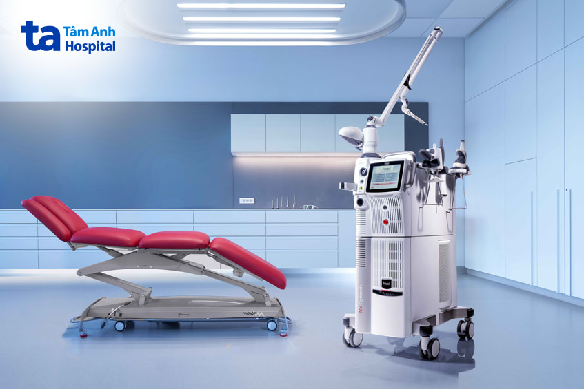 Thiết bị laser công nghệ cao dùng trong điều trị rụng tóc tại bệnh viện
