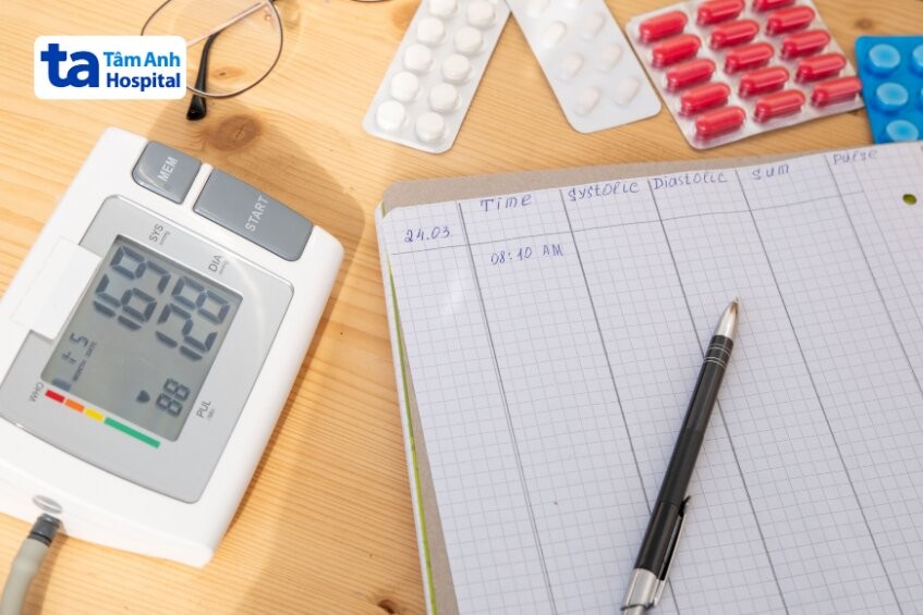 Nên đo huyết áp thường xuyên và ghi lại kết quả đo