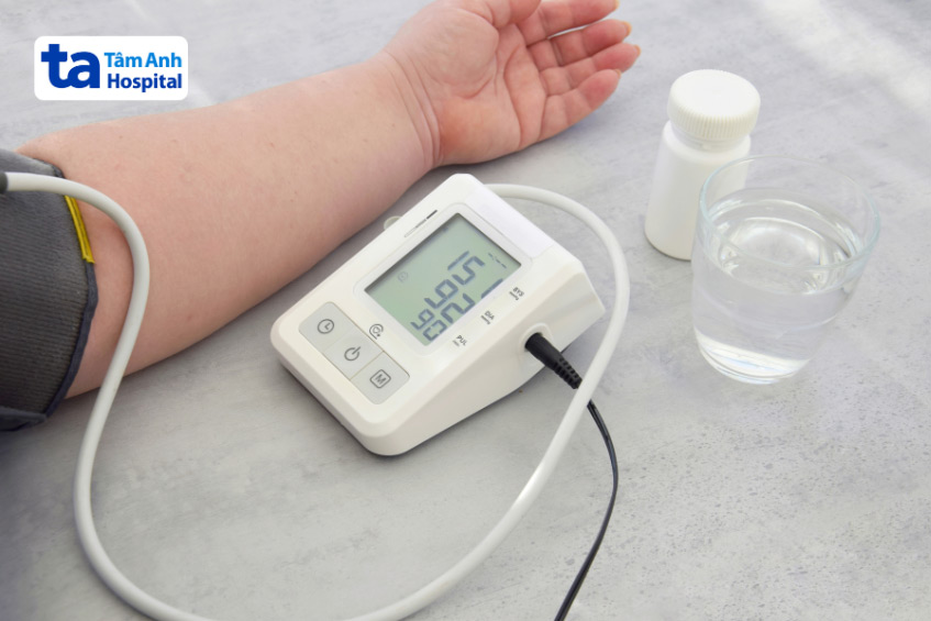 Nên đo và theo dõi huyết áp thường xuyên, kết hợp với dùng thuốc huyết áp theo chỉ định của bác sĩ