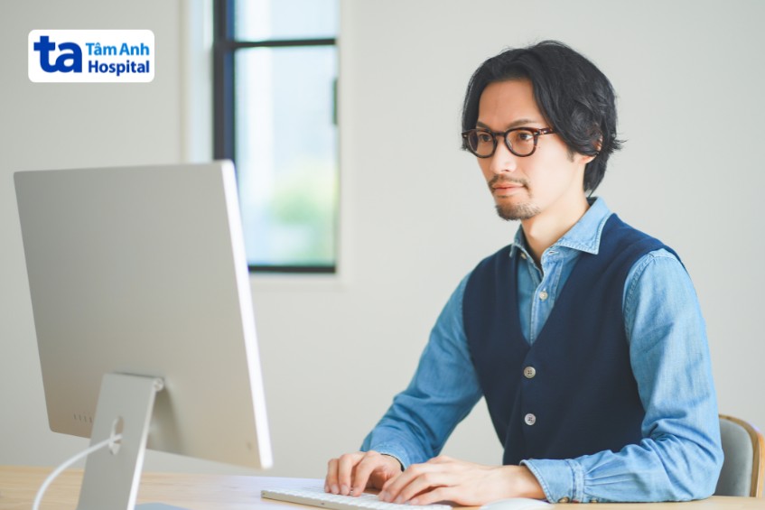 nên tập ngồi thẳng lưng khi làm việc