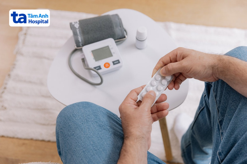 Người bệnh được phối hợp điều trị bằng nhiều loại thuốc theo chỉ định của bác sĩ