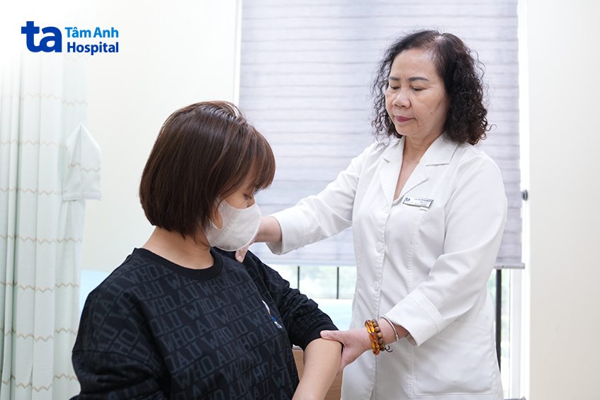 người bệnh kiểm tra tình trạng tại tâm anh