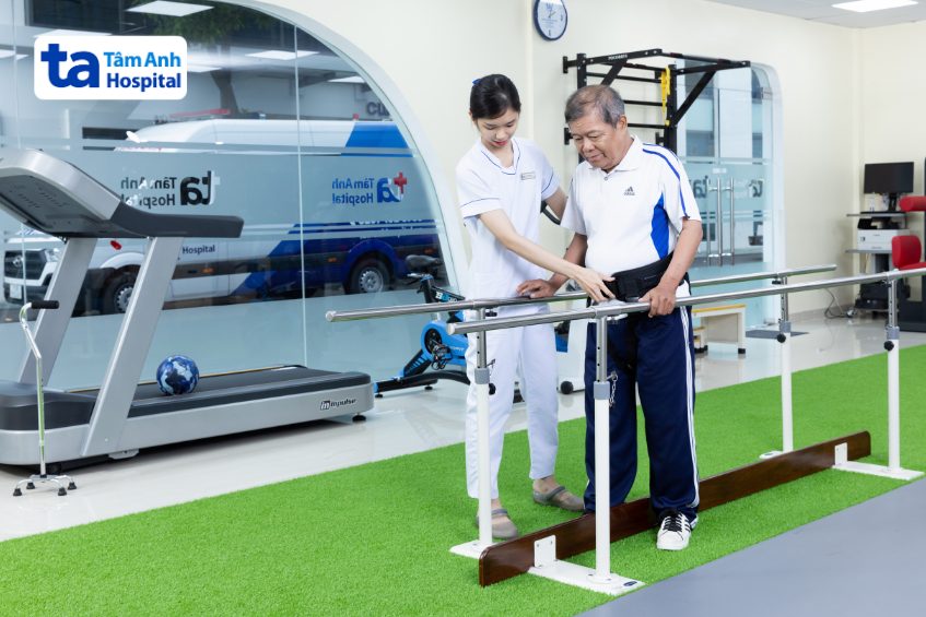 người bệnh tập phục hồi sau đột quỵ tại tâm anh