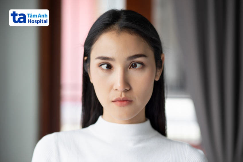 người bị lác mắt sụp mi bất thường