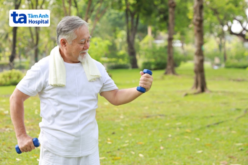 người cao tuổi tập thể dục nhẹ nhàng