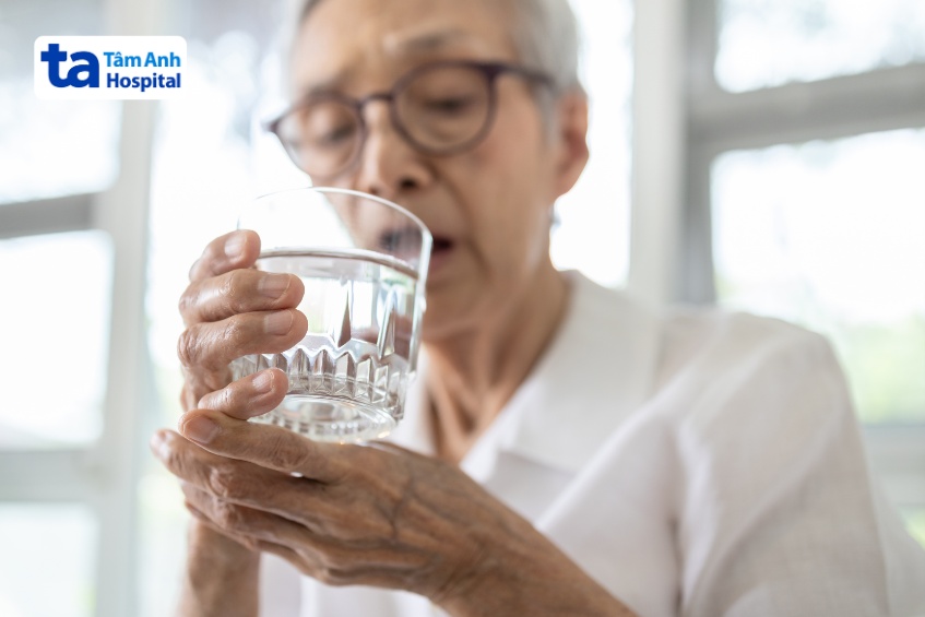 người già mắc bệnh parkinson