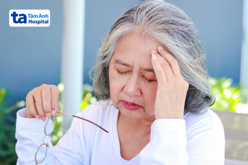 người lớn tuổi gặp khó khăn khi điều trị bệnh