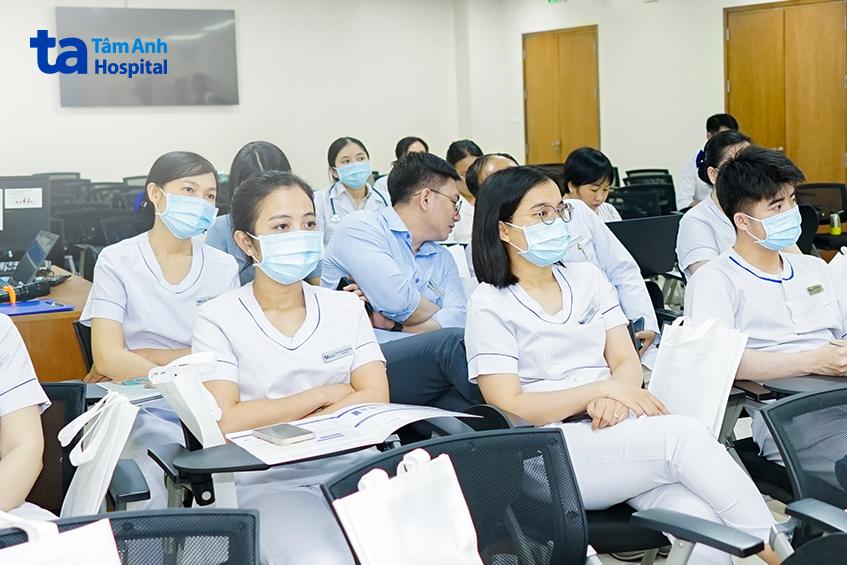 Nhiều cán bộ, nhân viên y tế đã tham gia hội thảo
