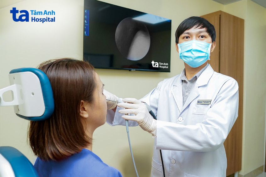 nội soi phát hiện miếng gạc mũi