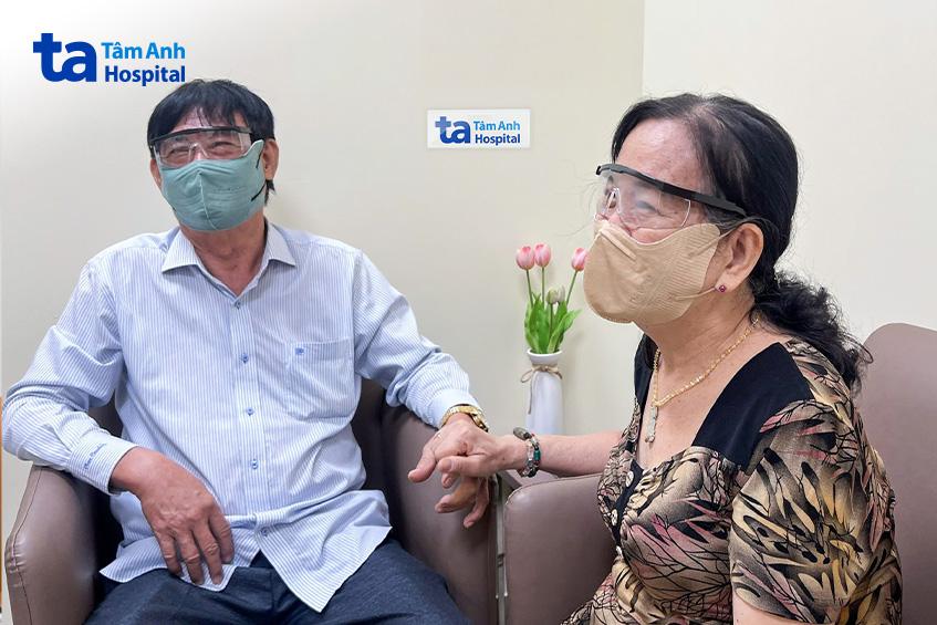 ông bà tình cảm động viên nhau