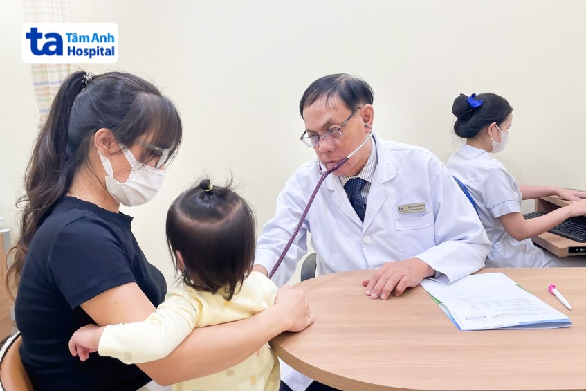 Phó giáo sư Vũ Huy Trụ đang khám cho trẻ