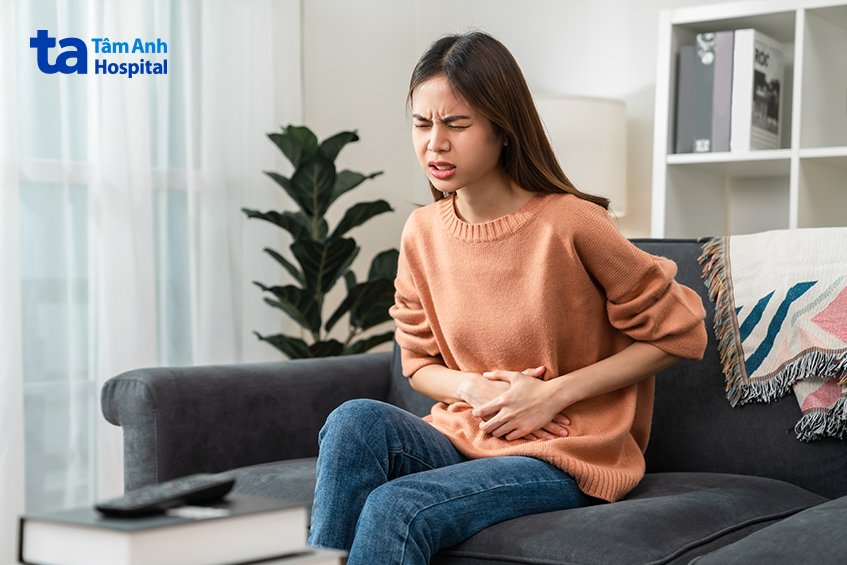 Ra dịch màu nâu kèm đau bụng dữ dội cần thăm khám để bác sĩ kiểm tra các bất thường