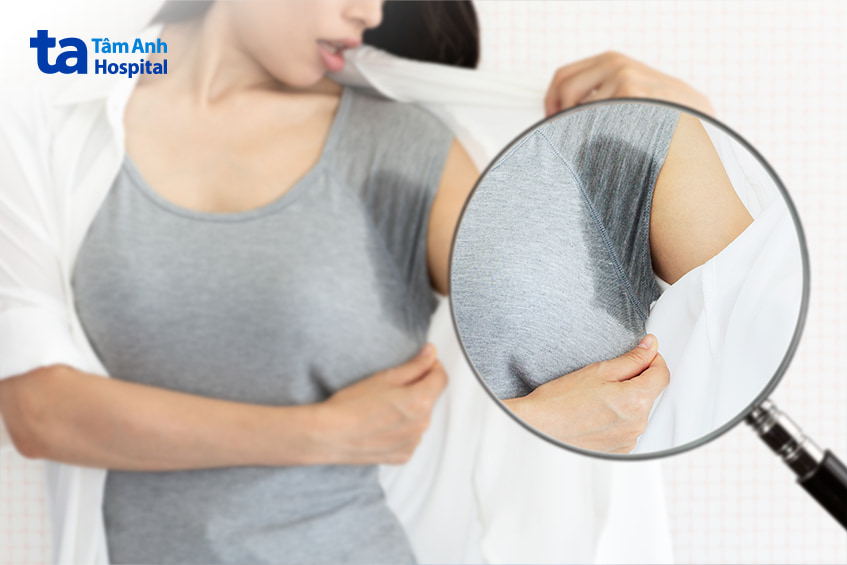 Vùng nách áo ướt đẫm mồ hôi do tuyến mồ hôi hoạt động mạnh trong thời tiết nóng