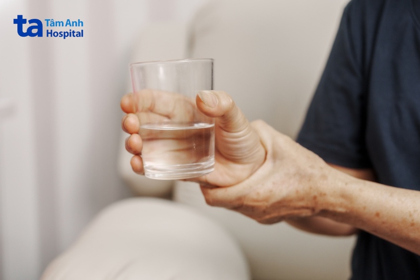 Run tay là dấu hiệu sớm ở người bệnh cường giáp