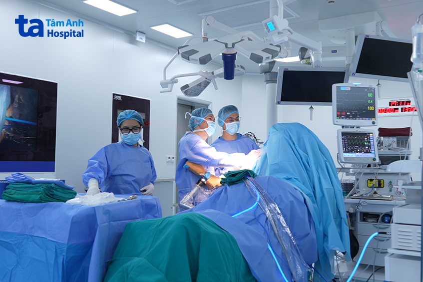 Sau phẫu thuật người bệnh có thể bị cứng khớp
