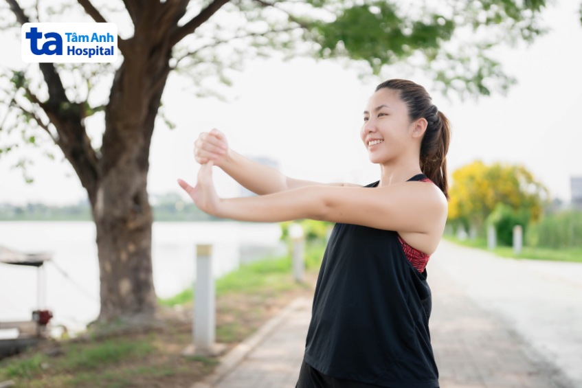 thực hiện bài tập duỗi cổ tay