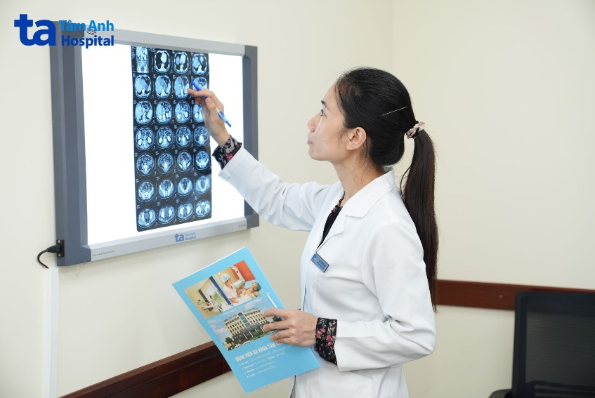 tiến sĩ bình kiểm tra phim chụp của bệnh nhân ung thư vú