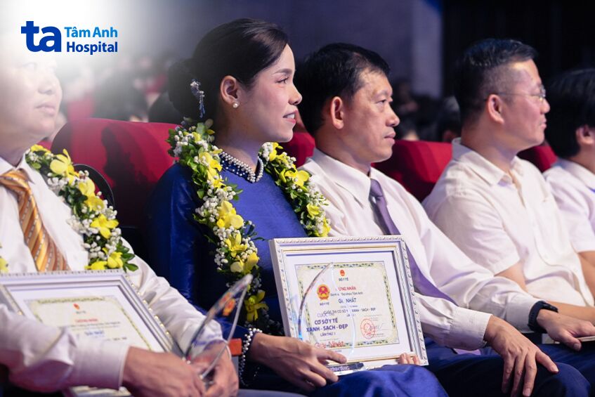 tiến sĩ nguyễn thị chinh nhận giải thưởng