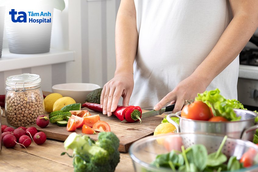 Tiêu chảy nhẹ ở giai đoạn này có thể do tác dụng phụ thuốc hoặc thay đổi chế độ ăn