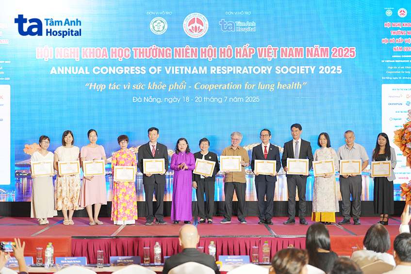 trao thưởng tại hội nghị