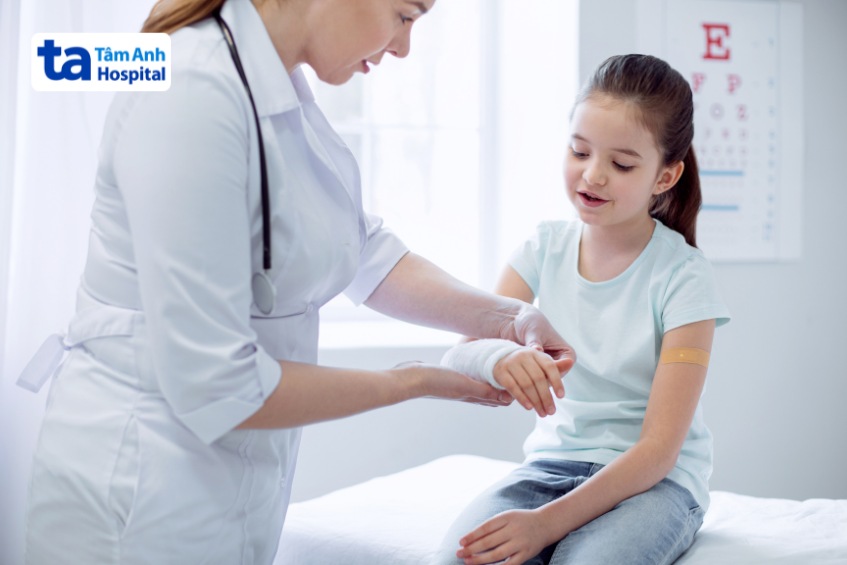Trẻ bị gãy tay cần tái khám định kỳ