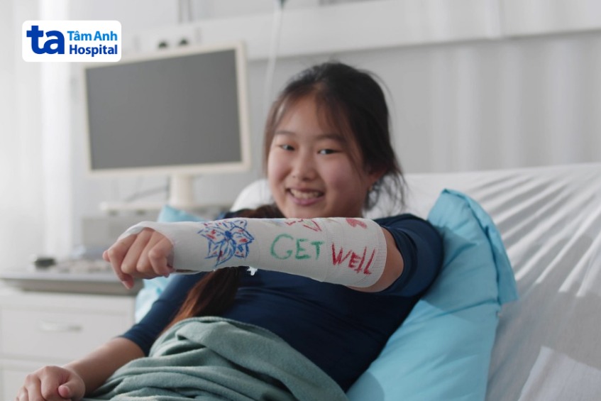 Trẻ bị gãy xương tay có tiên lượng phục hồi tốt