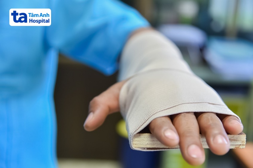 Trẻ em thường bị gãy xương cánh tay do phản xạ