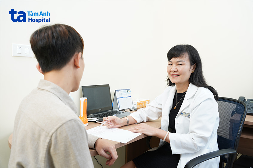 Bệnh nhân đang được bác sĩ tư vấn cách điều trị chai chân tại cơ sở y tế