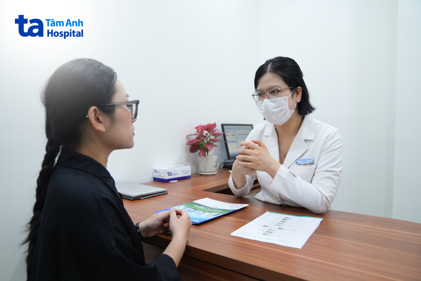 Bác sĩ tư vấn liệu trình điều trị rụng tóc bằng laser cho bệnh nhân