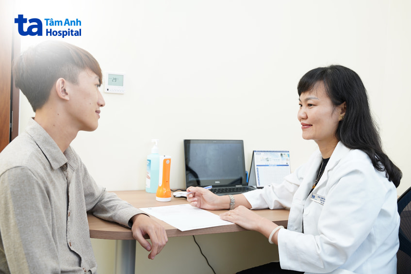 Bệnh nhân được bác sĩ da liễu tư vấn điều trị móng chọc thịt