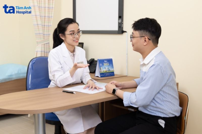 bác sĩ Thủy Vy Tâm Anh Quận 7 đang tư vấn cho khách hàng