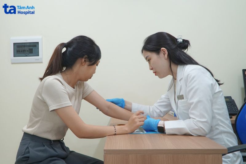 Bác sĩ Vũ Thị Thùy Trang đang kiểm tra tình trạng da của khách hàng