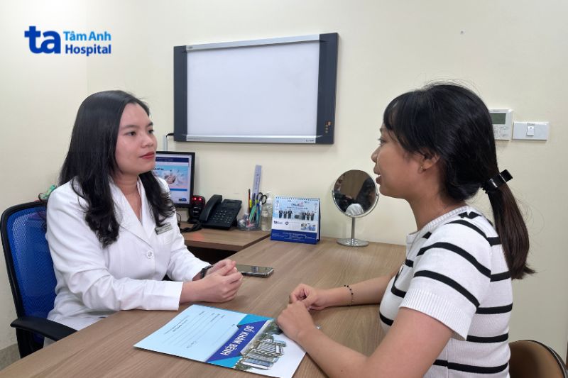 bác sĩ thư bệnh viện tâm anh tư vấn da cho khách hàng