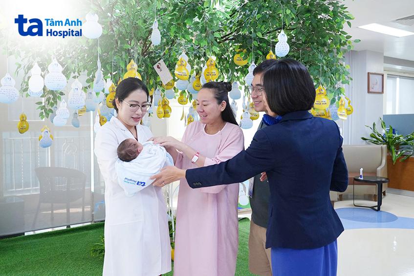 Vợ chồng chị H.A đưa con đến thăm các bác sĩ IVF Tâm Anh trước khi xuất viện