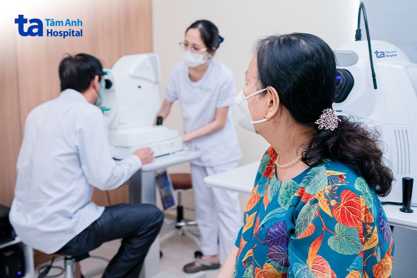 vợ chồng kiểm tra mắt trước phẫu thuật