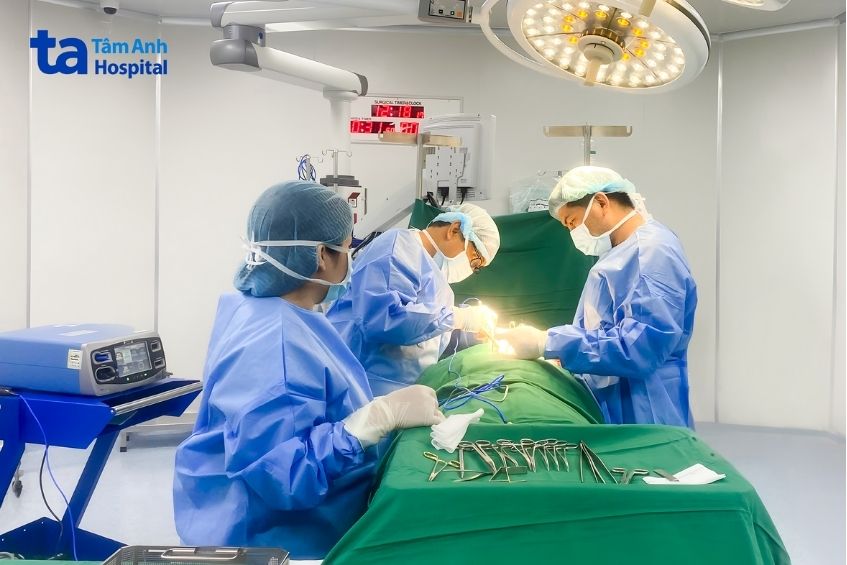 BS.CKII Đỗ Tường Huân (giữa) đang phẫu thuật cho người bệnh.