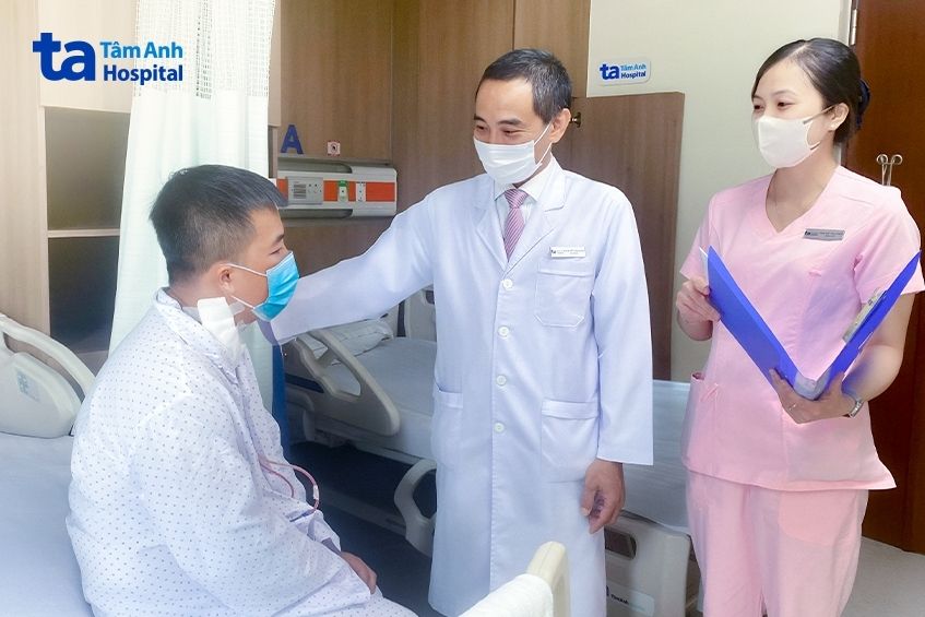 BS.CKII Đỗ Tường Huân khám và dặn dò bệnh nhân trước khi xuất viện.