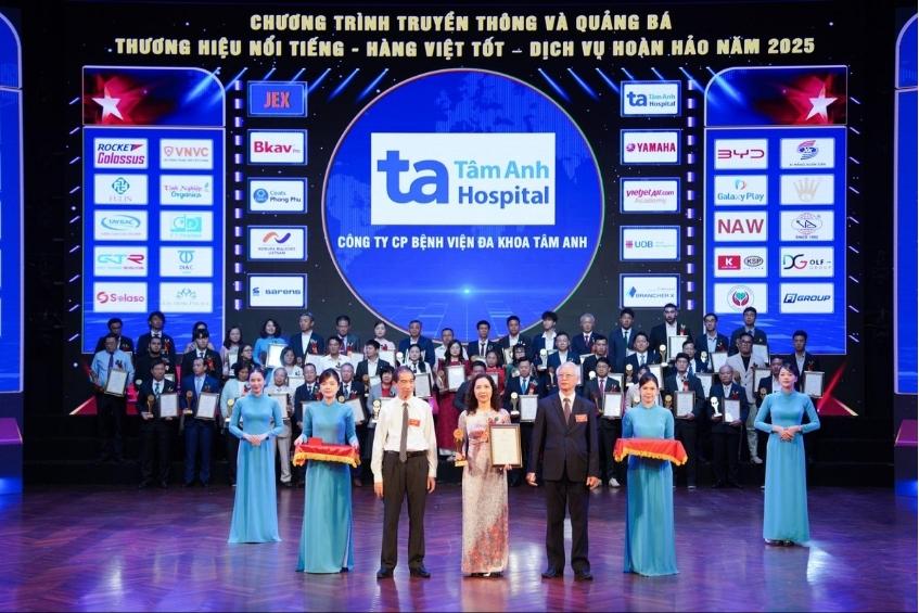 Bà Ngô Thị Ngọc Hoa hiện là Tổng Giám đốc Hệ thống Bệnh viện Đa khoa Tâm Anh và là Viện trưởng Viện Nghiên cứu Tâm Anh (TAMRI) đại diện nhận giải tại Diễn đàn Phát triển kinh tế tư nhân 2025.