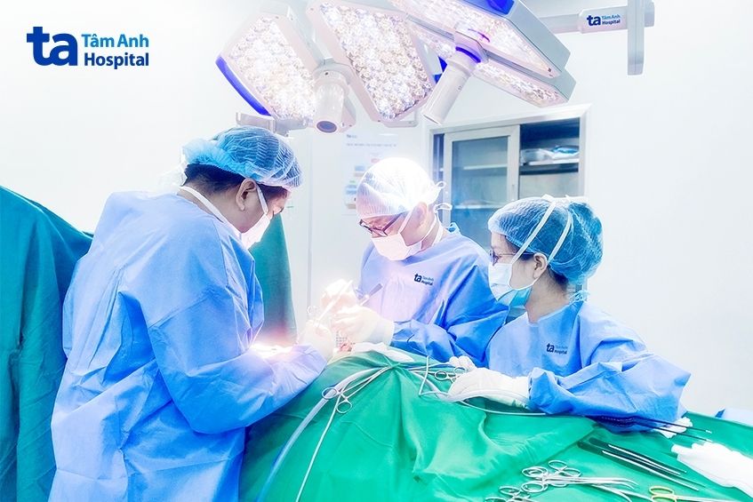 Bác sĩ Huân phẫu thuật chữa ung thư tuyến giáp cho bệnh nhân.